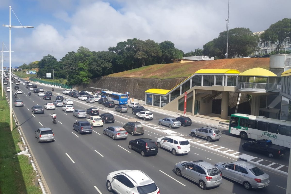 Motoristas de aplicativo realizam carreata em Salvador