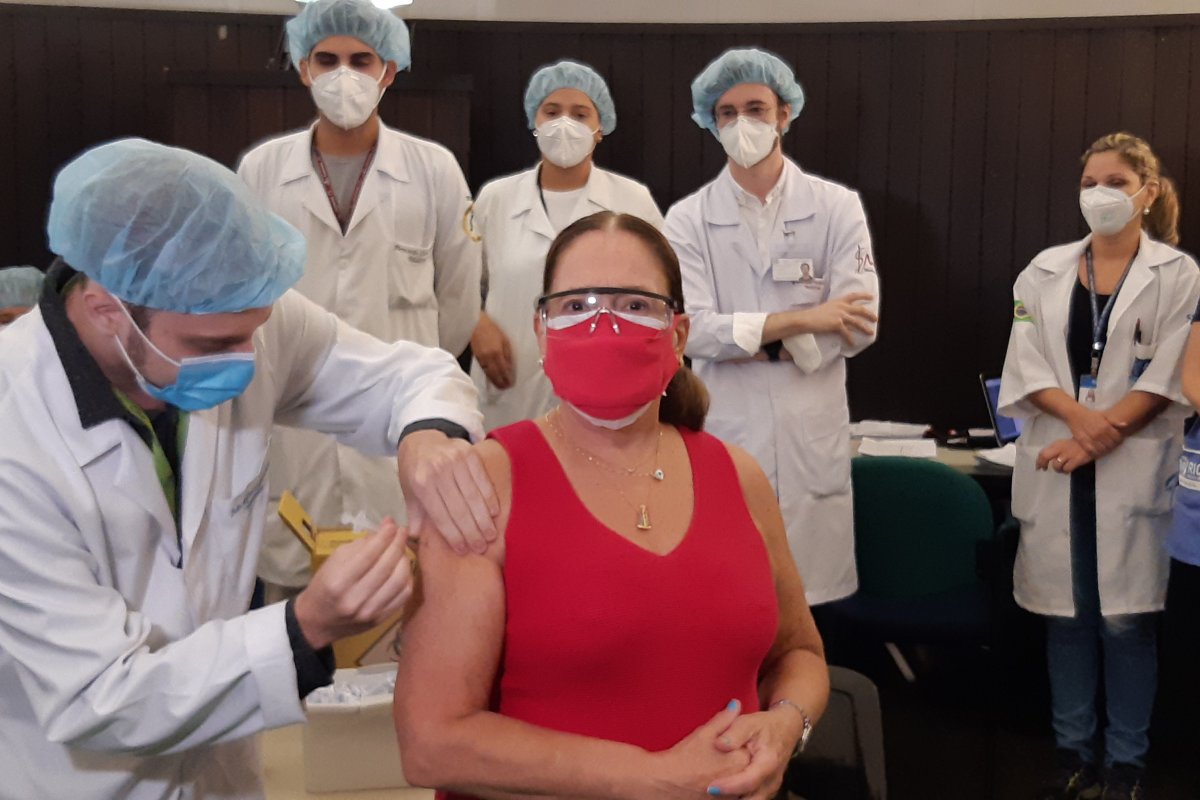 Aos 78 anos, Susana Vieira recebe segunda dose de vacina contra Covid-19 