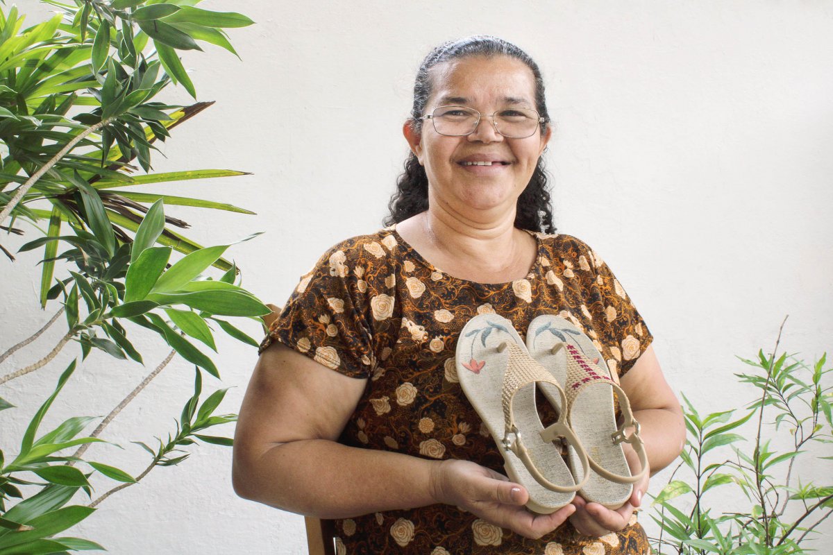 Grendha cria sandália bordável em parceria com projeto Artesãs da Linha Nove
