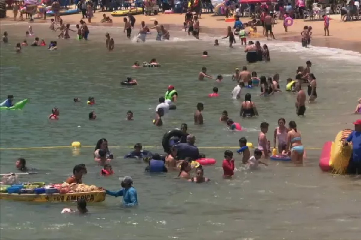 Com mais de  200 mil mortes da Covid-19, praias do México ficam lotadas 