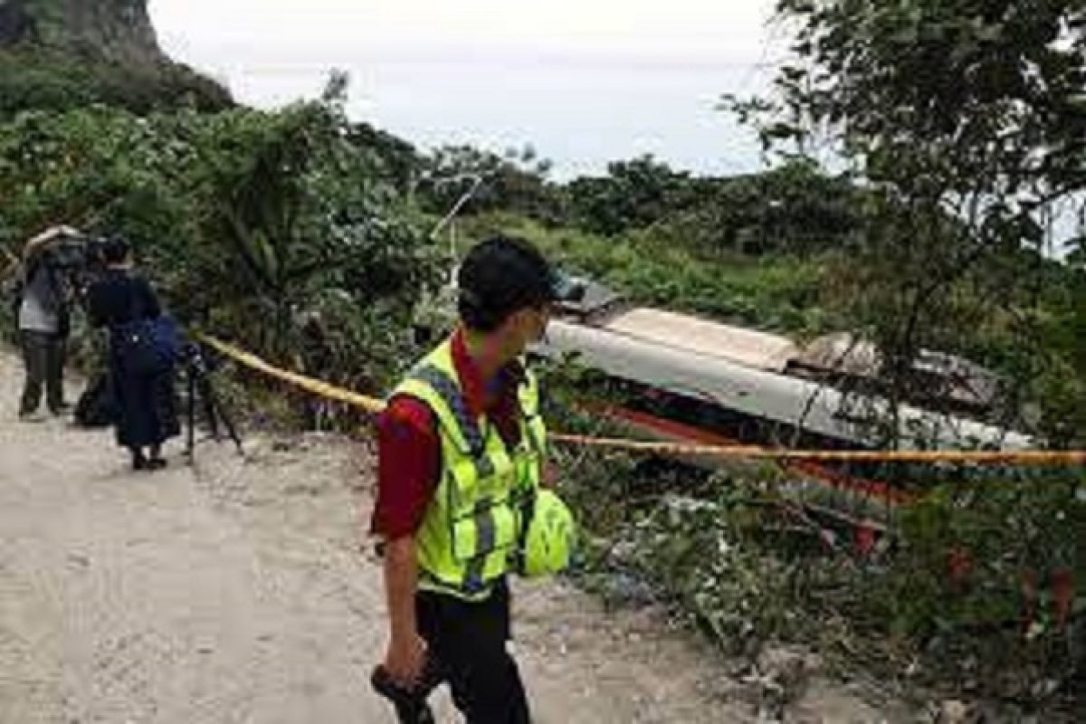 Trem descarrila após bater em caminhão e deixa pelo menos 48 mortos em Taiwan 