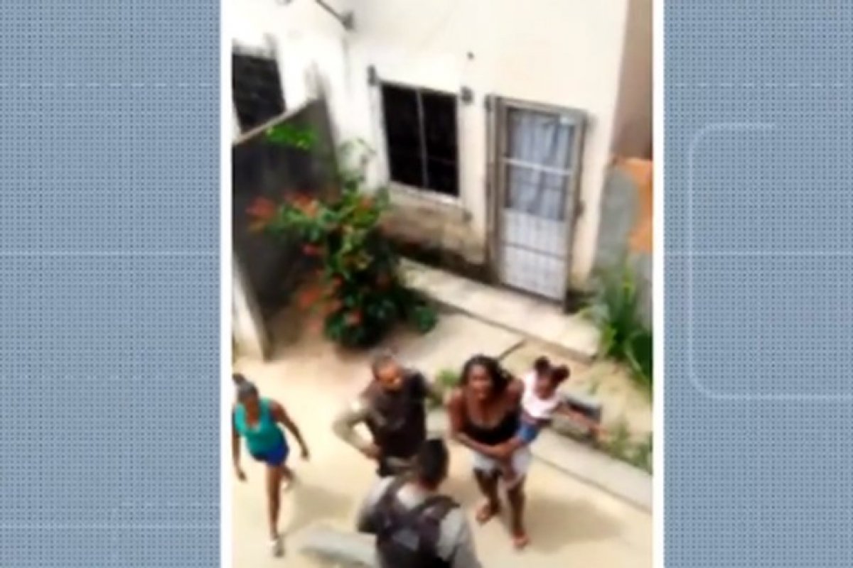 PM agride mulher com criança no colo em bairro de Salvador 