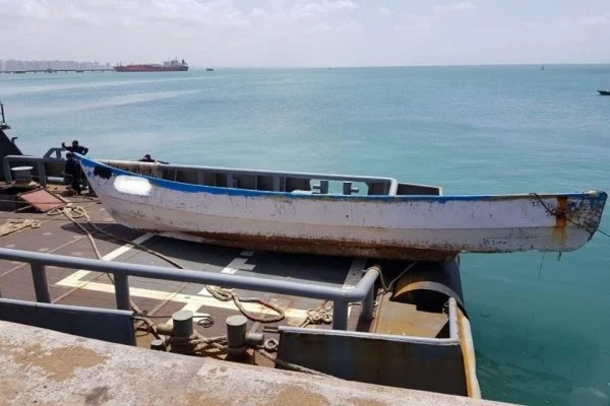 Duas mulheres e um homem são encontrados mortos em barco à deriva