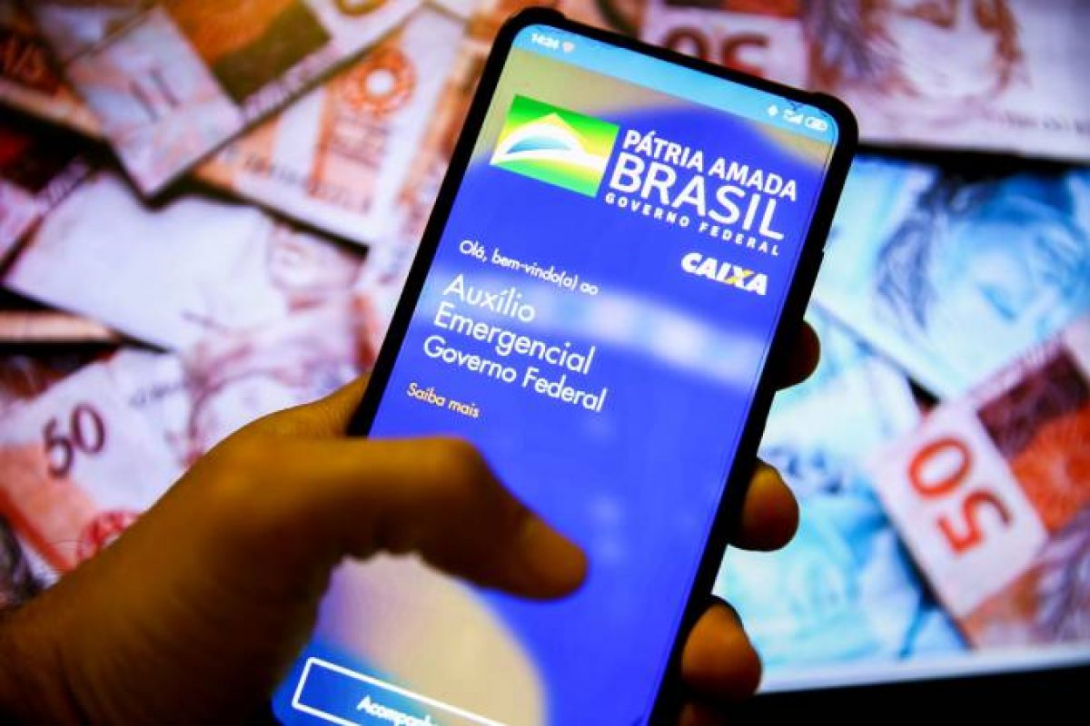 Pessoas relatam problema no primeiro dia de consulta do auxílio emergencial
