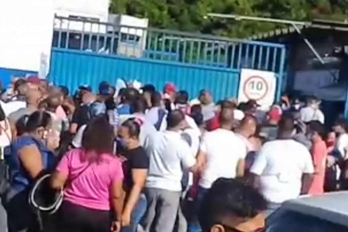 Vídeo: Aglomeração na porta da CSN marca Domingo de Páscoa de funcionários 