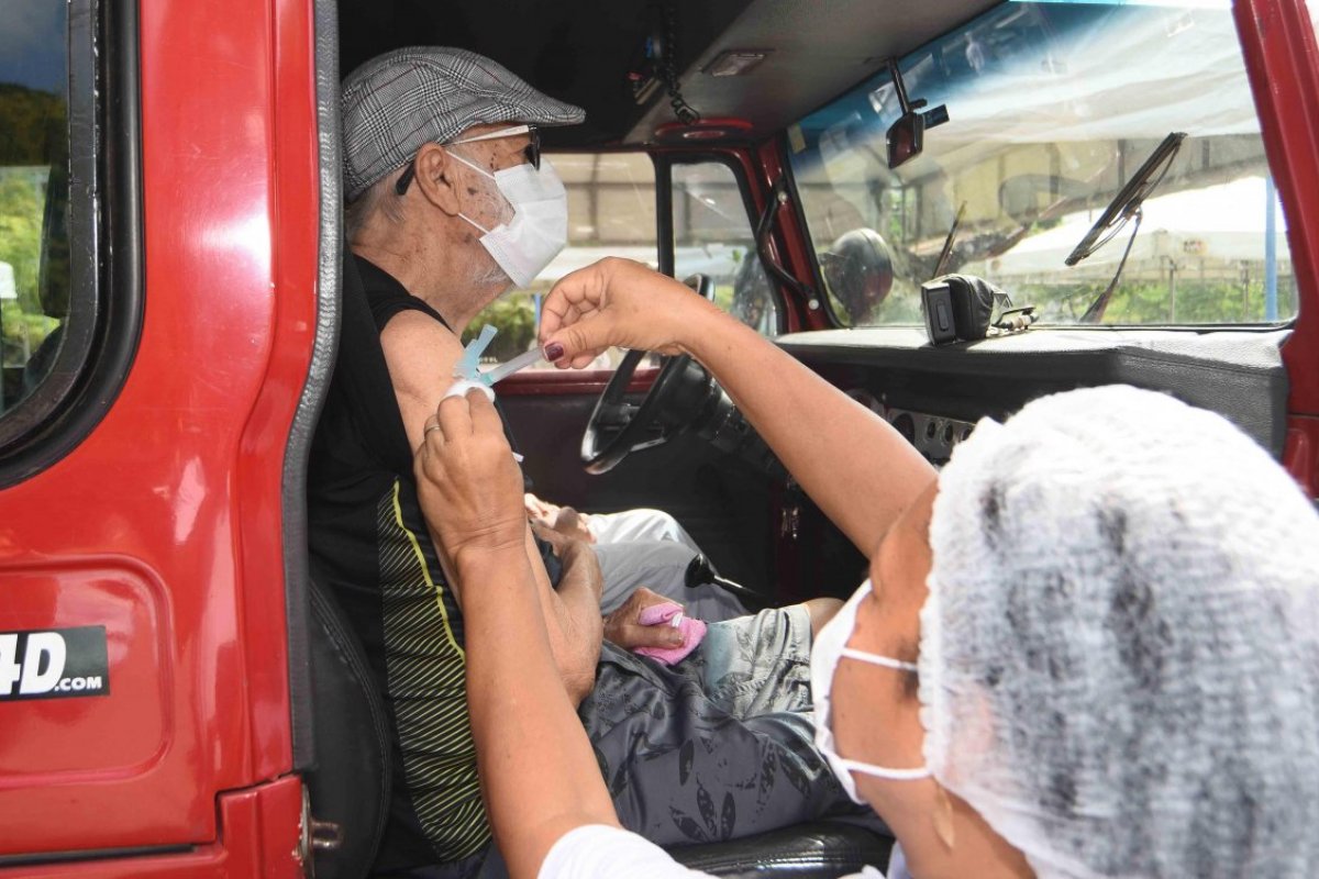 Vacinação em Salvador prossegue nesta segunda (5), com imunização de idosos de 62 anos