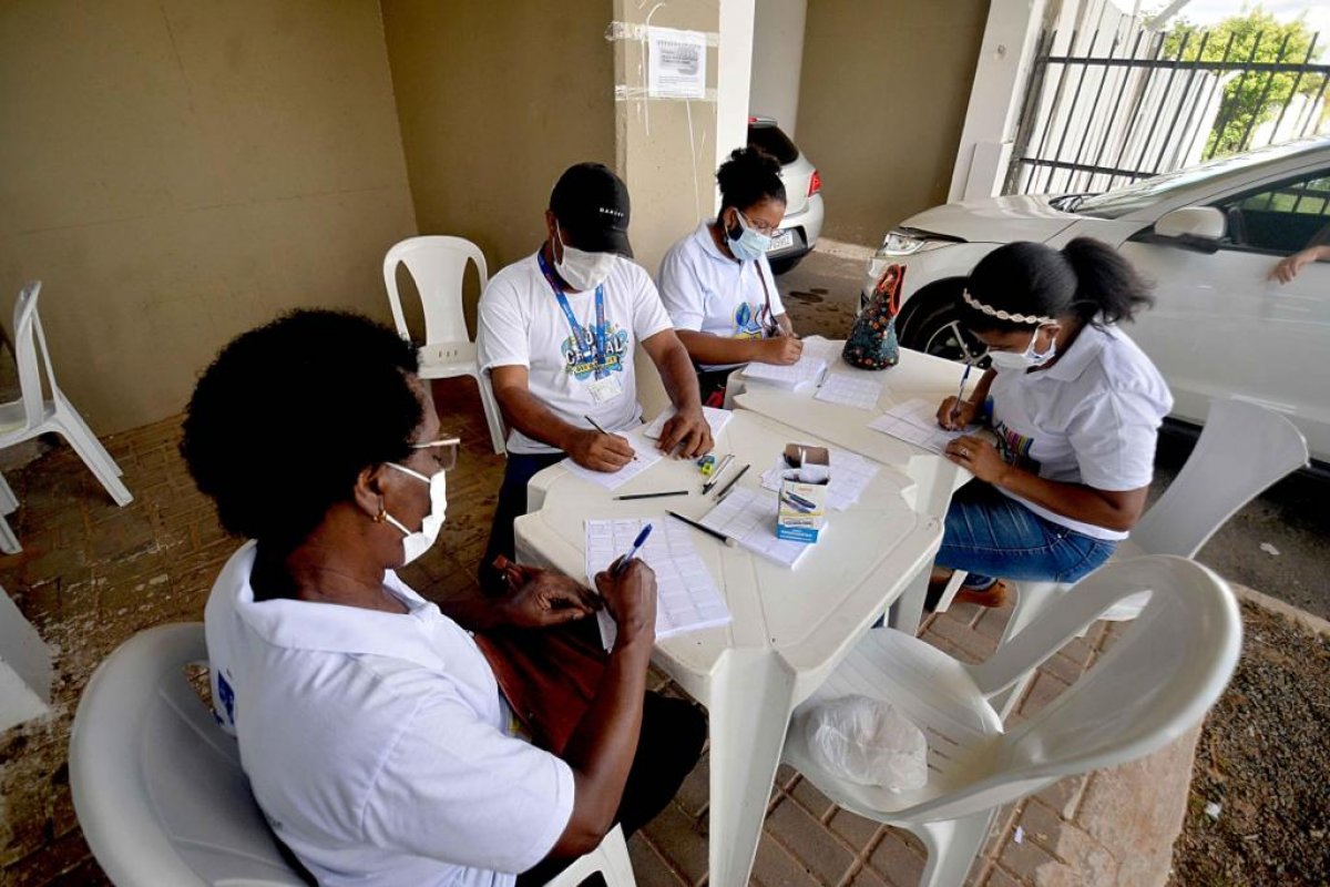 Vacinação para idosos com 62 anos prossegue nesta terça (6)