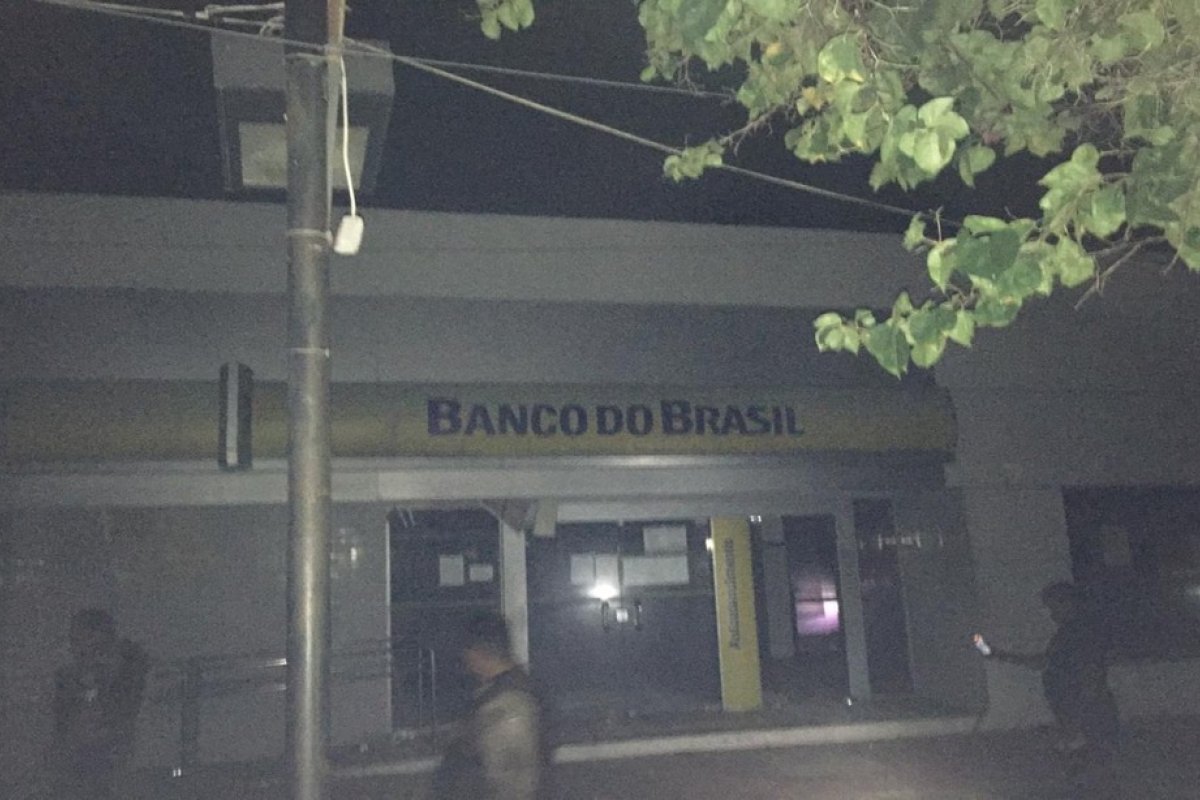 Grupo armado usa explosivos em ataque a agência bancária no norte da Bahia 