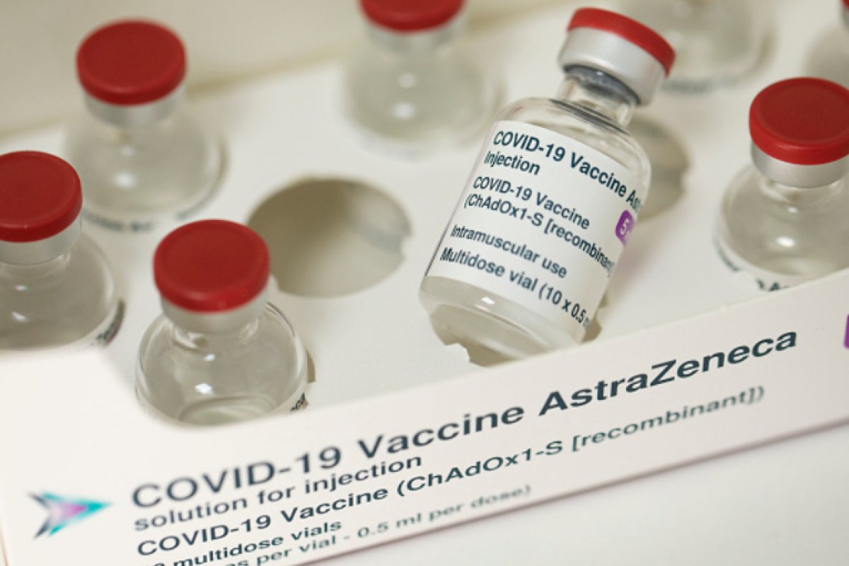 Covid-19: agência europeia confirma vínculo da vacina de Oxford com trombose