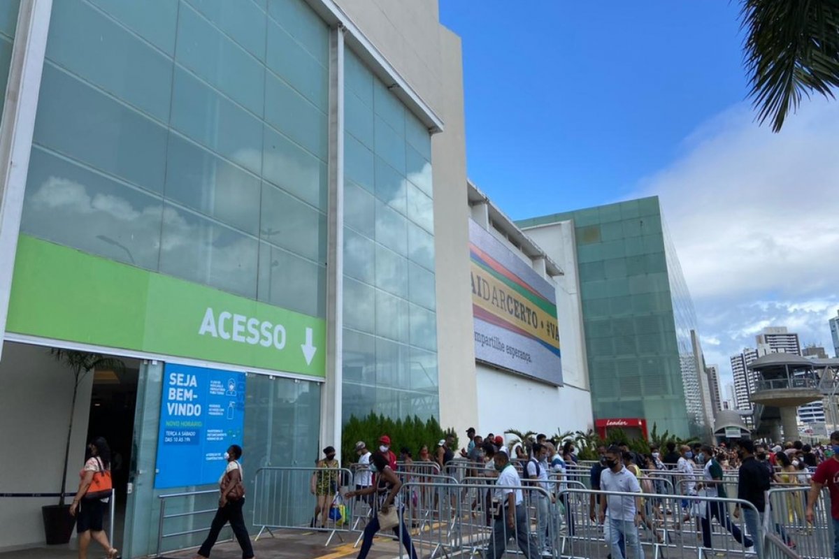 Com a reabertura do comércio, pessoas formam longas filas em shopping de Salvador