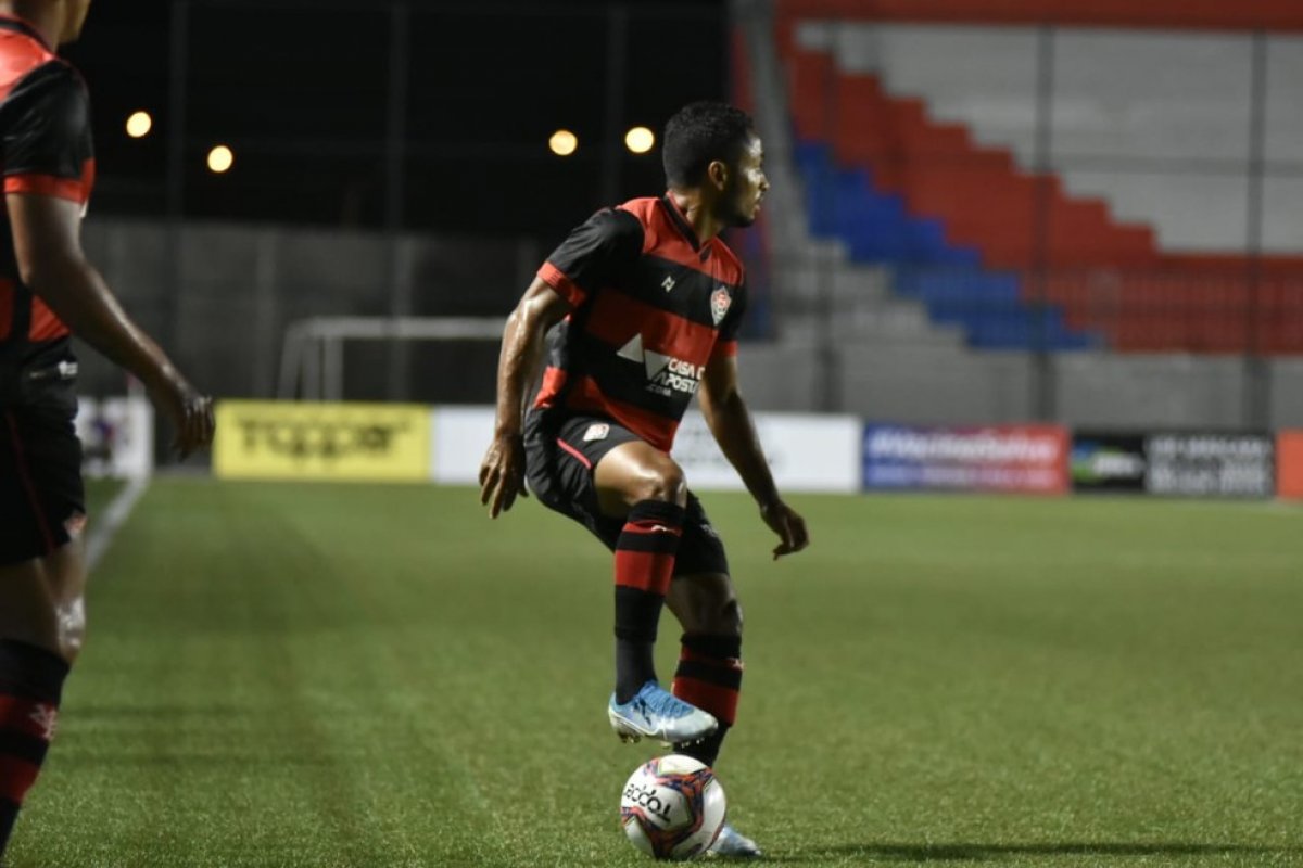  Rodrigo Chagas garante Cedric no meio do Vitória na partida contra o Rio Branco-ES