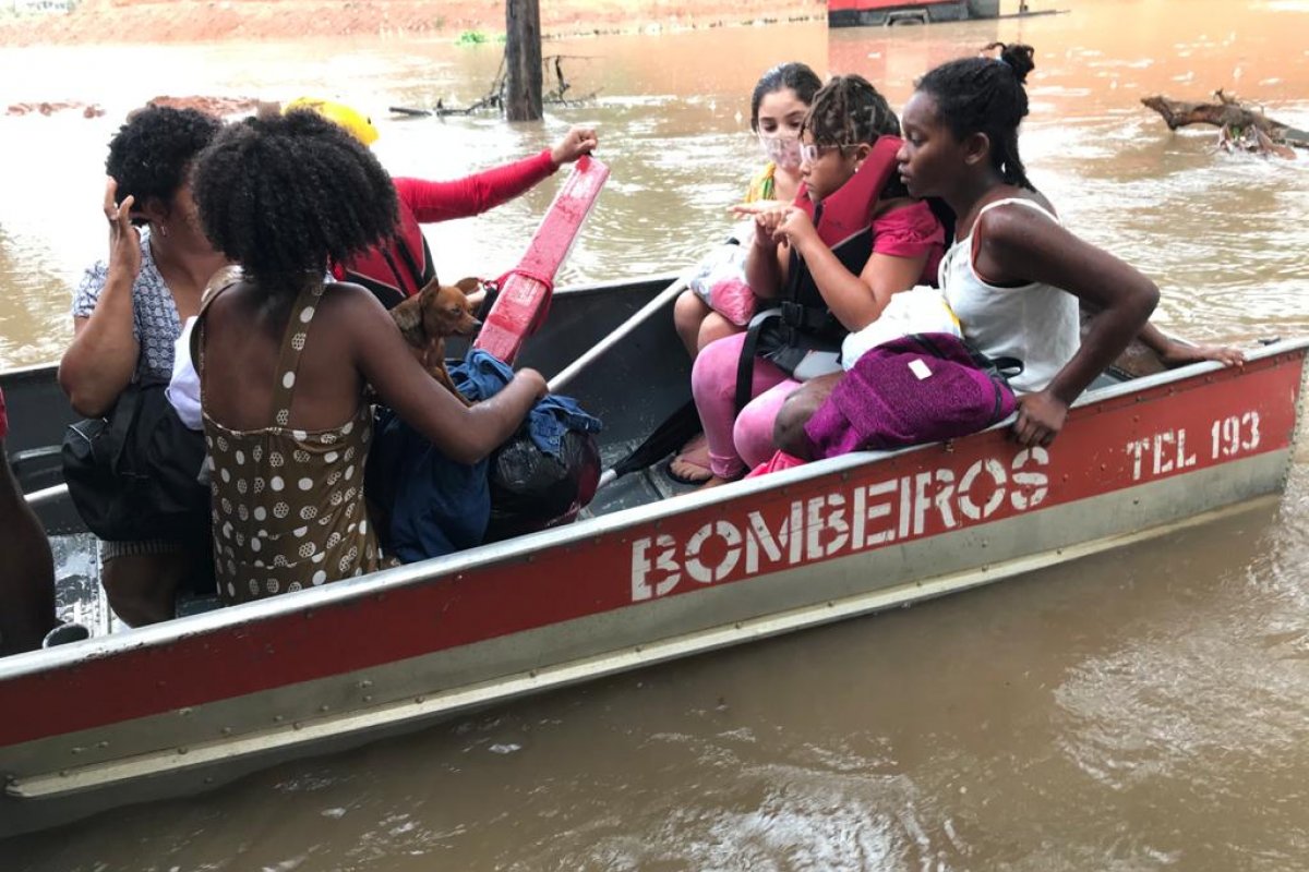Recém-nascido e mais 19 pessoas são resgatadas pelos bombeiros no Bairro da Paz
