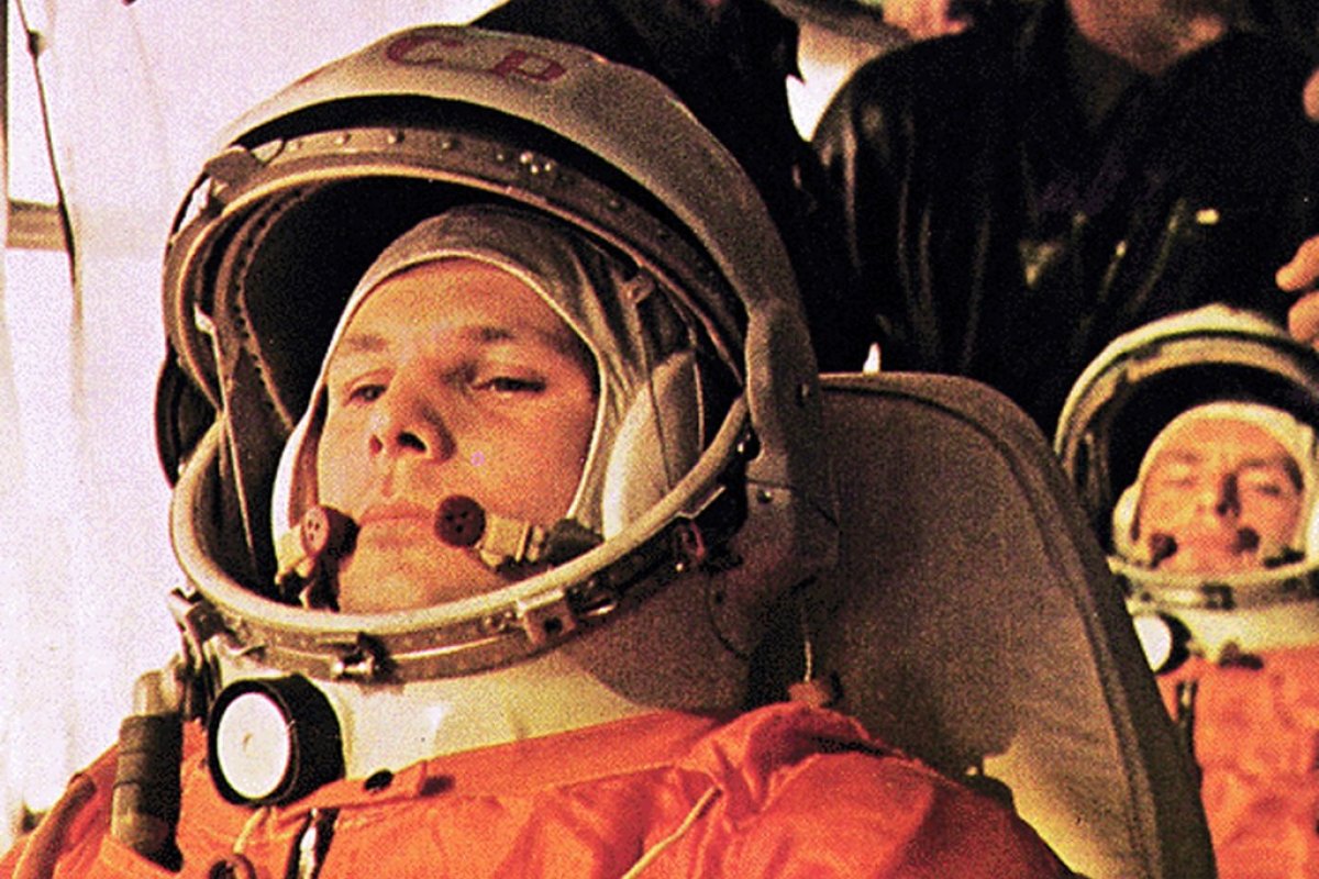 Cosmonautas e astronauta vão ao espaço em homenagem a Gargarin