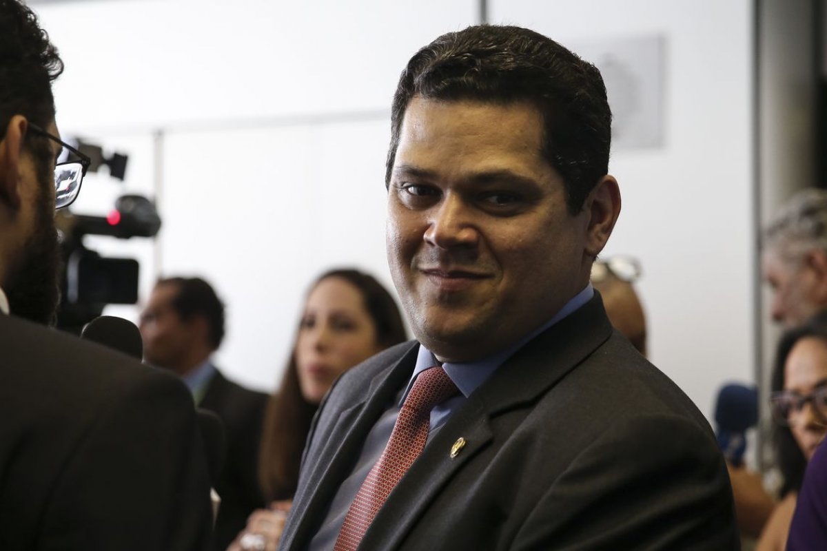 Alcolumbre quer CPI para investigar fake news
