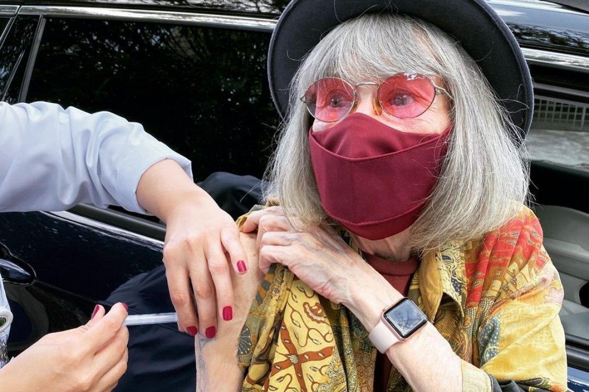 "Xô Coronavírus", escreve Rita Lee ao receber segunda dose 