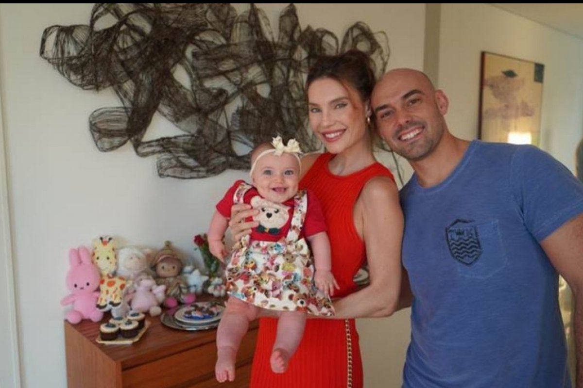 Júlia Pereira comemora o quinto mêsversário de Suzanne, com decoração de ursinhos e bonecas da própria coleção da filha! 