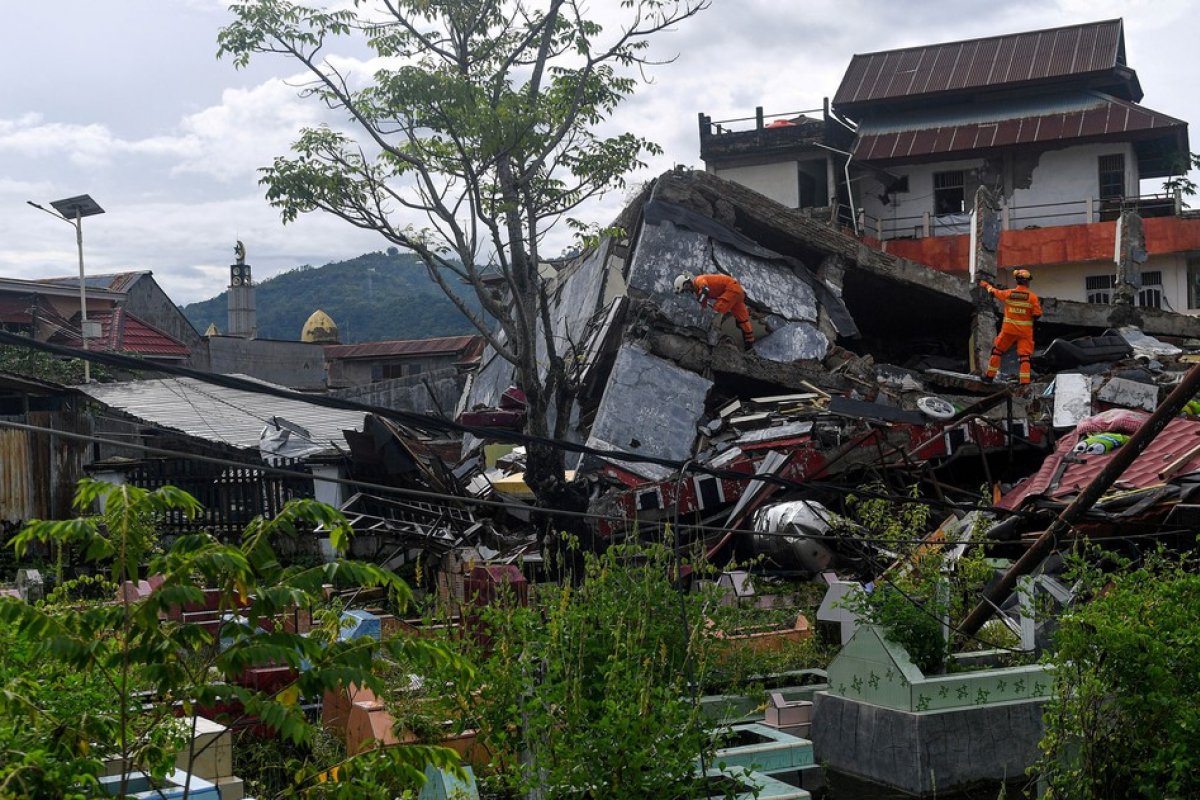 Terremoto de magnitude 6.0 atinge a costa da Indonésia