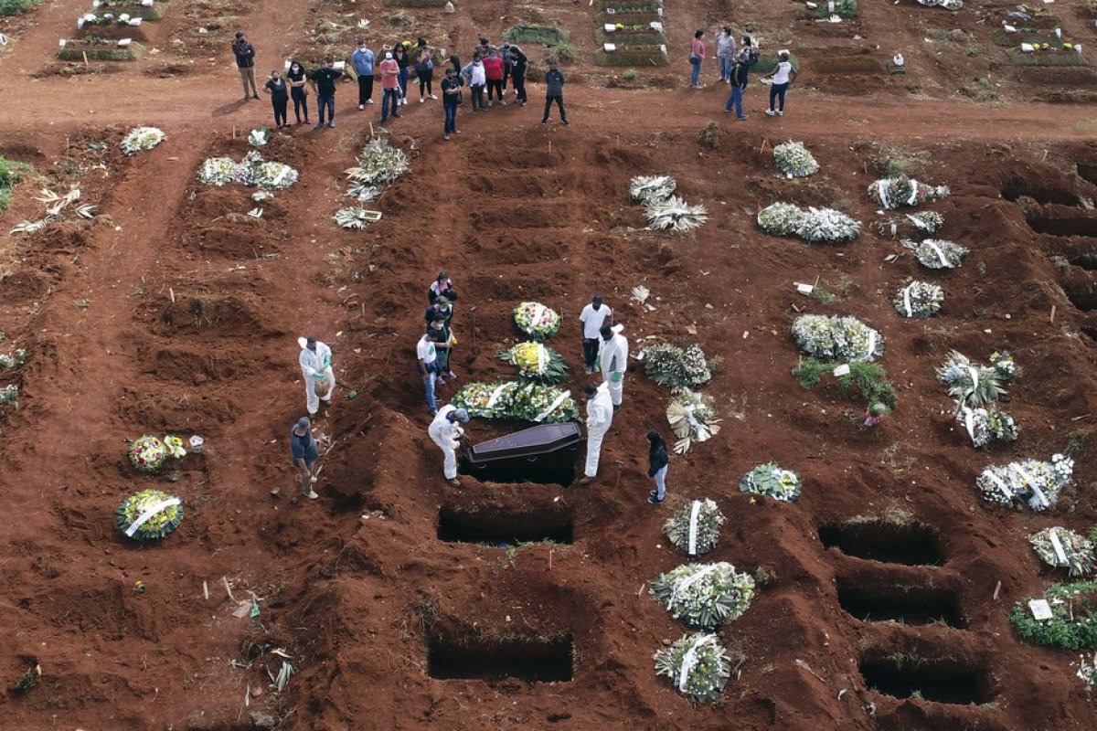 Segundo estudo, pandemia fez brasileiro perder média nacional de 1,94 ano na expectativa de vida ao nascer