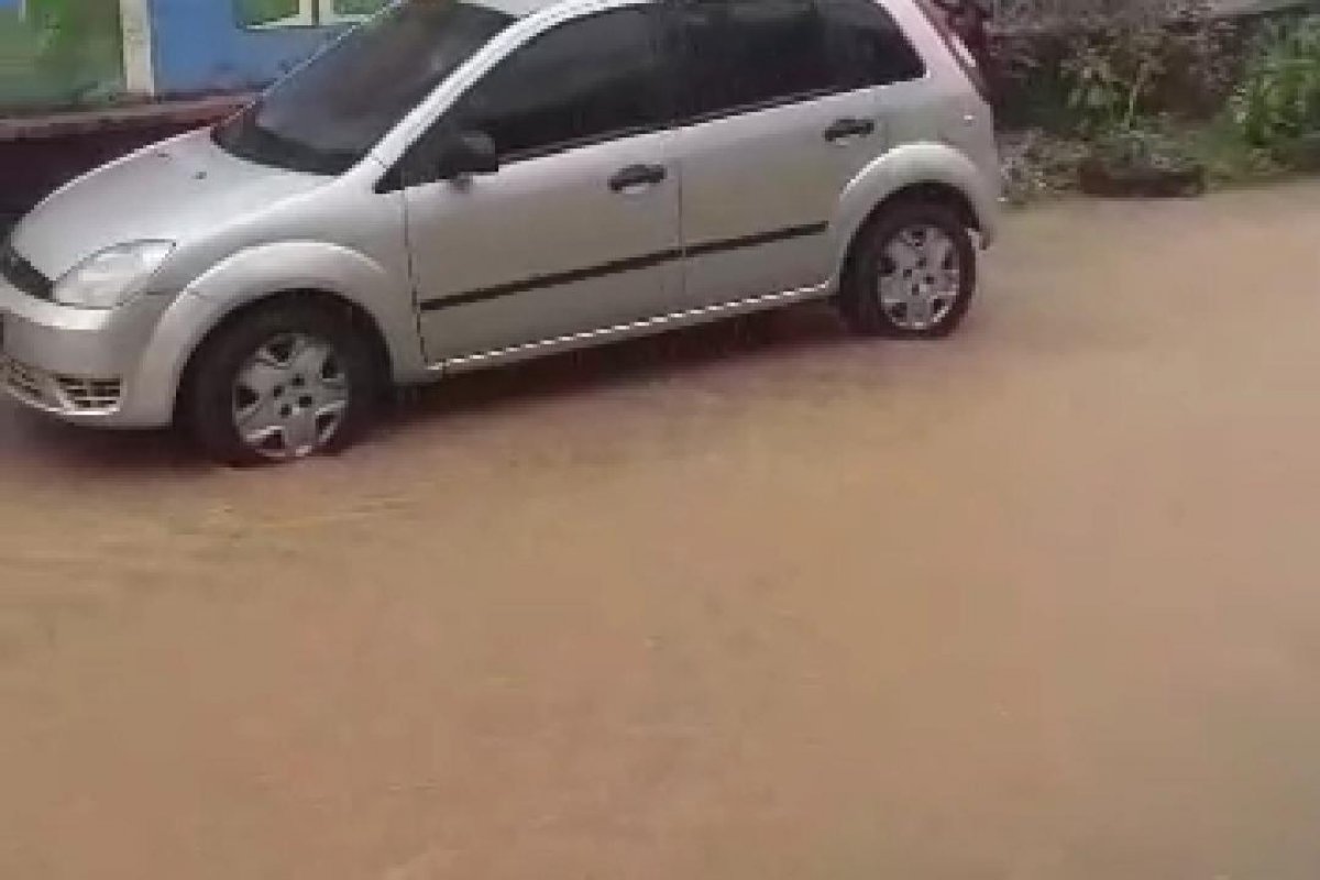 Vídeo: Moradora de Periperi relata alagamento causado por chuva e solicita serviços de saneamento