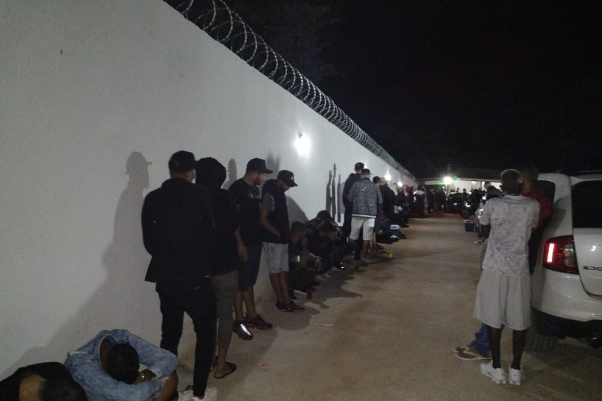Polícia encerra festa clandestina com 300 pessoas em Belo Horizinte
