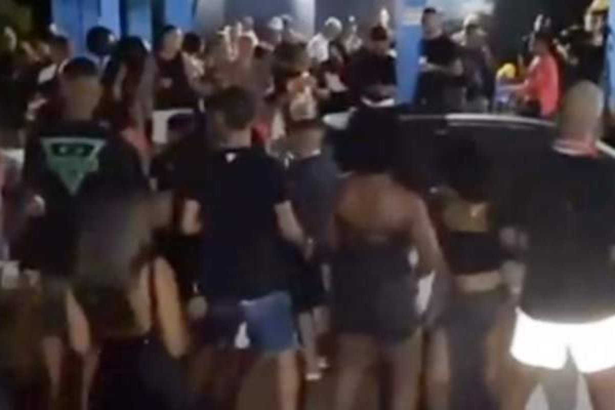 Vídeo: Ex-dançarina de banda baiana promove aglomeração ao comemorar aniversário
