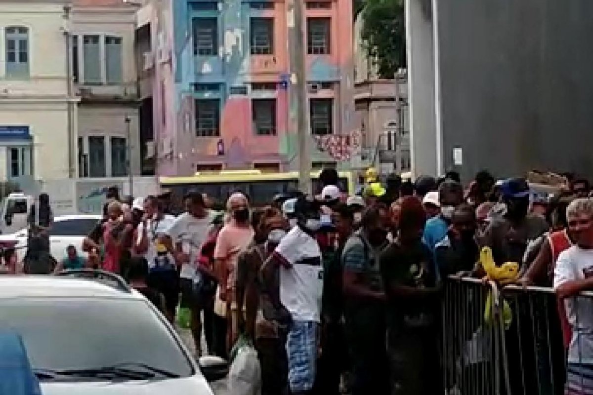 Vídeo: Distribuição de quentinhas do governo do RJ gera aglomeração no Centro da cidade