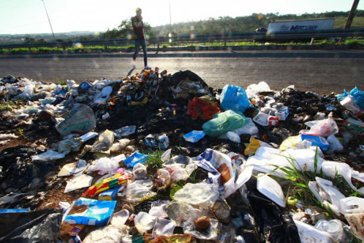 Mulheres garimpam comida no lixo para alimentar família