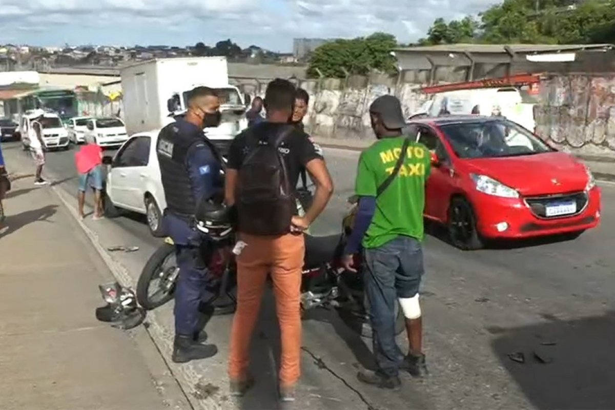 Motociclista fica ferido após batida com carro em Salvador