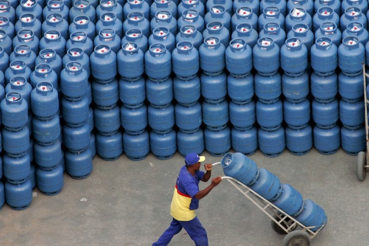 Preço de gasolina e diesel cai para o consumidor final, mas GLP tem aumento