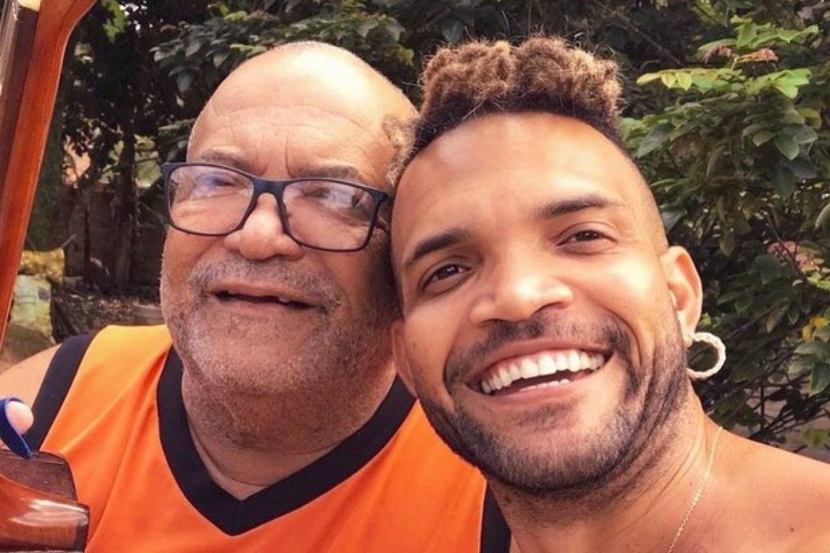 Músico da Timbalada lamenta morte do pai pra Covid-19! 