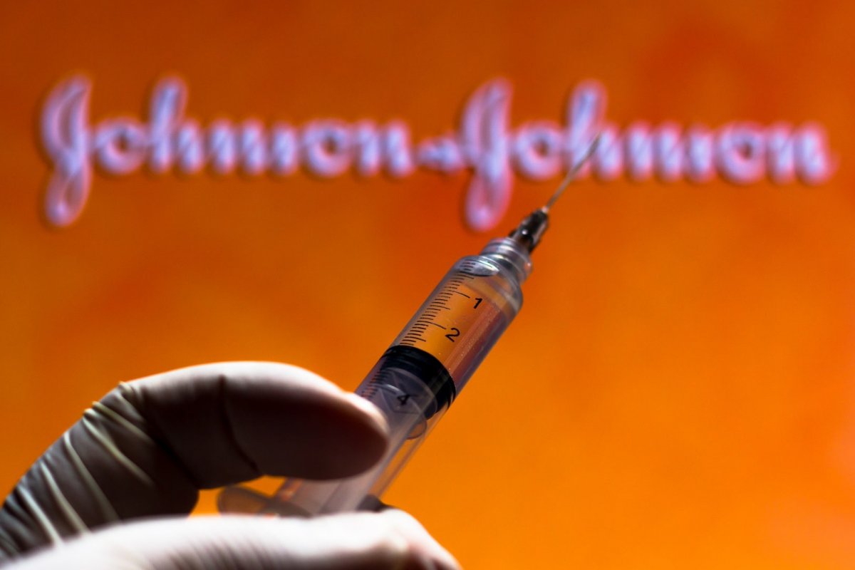 Agências americanas recomendam pausa na aplicação da vacina da Johnson após 6 casos de coágulos