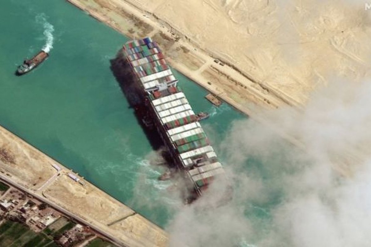 Egito exige US$ 1 bilhão para liberar navio que bloqueou canal de Suez
