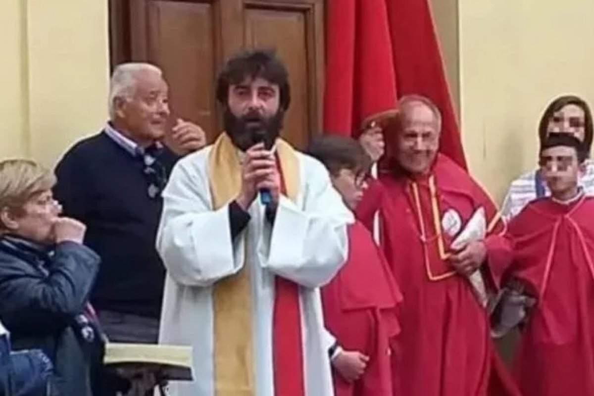 No meio de missa, padre diz que está apaixonado por mulher: "Quero tentar viver esse amor"