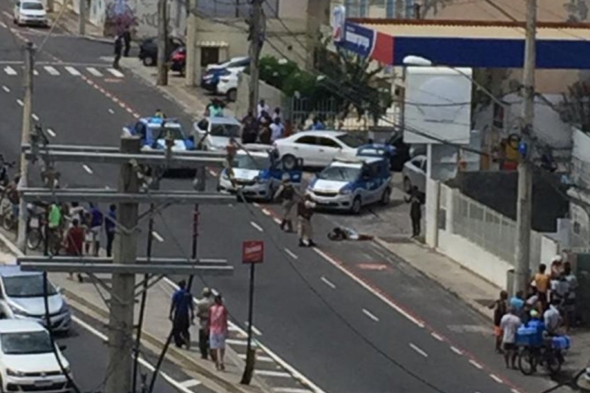 Suspeitos de assalto são presos após perseguição no bairro de Amaralina, em Salvador