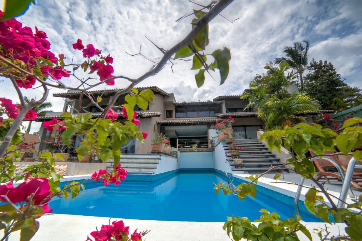 Hotel em Arraial d'Ajuda oferece 30% de redução nas diárias a profissionais da saúde que atuam na linha de frente da pandemia! 