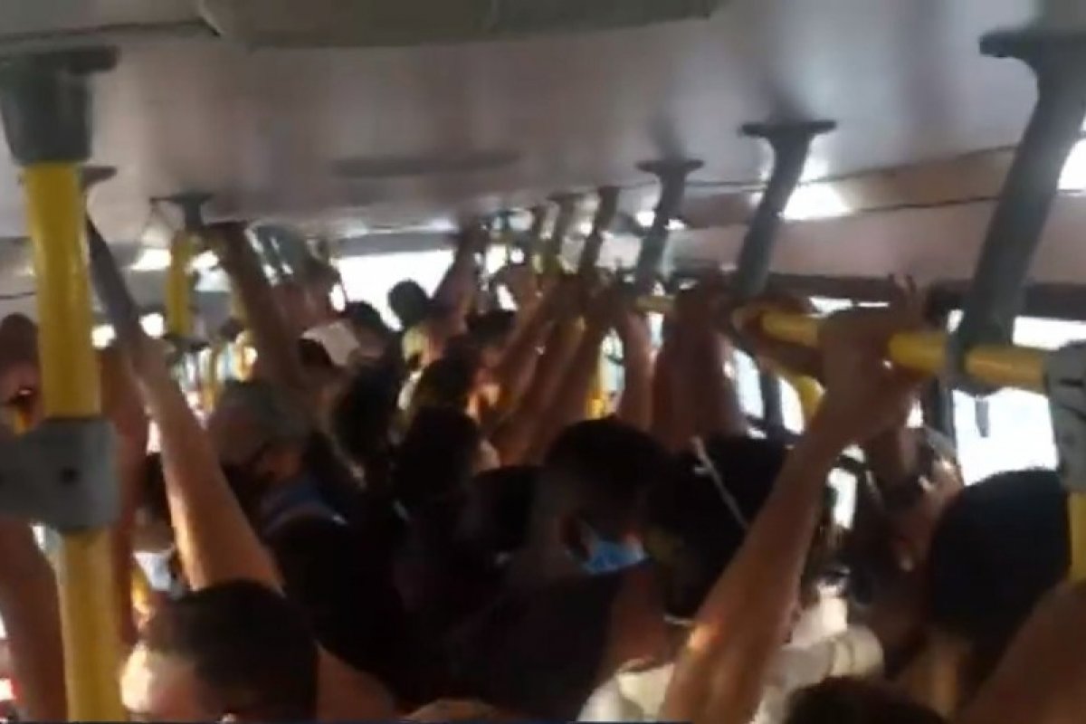 Passageiros denunciam ônibus lotado em Salvador
