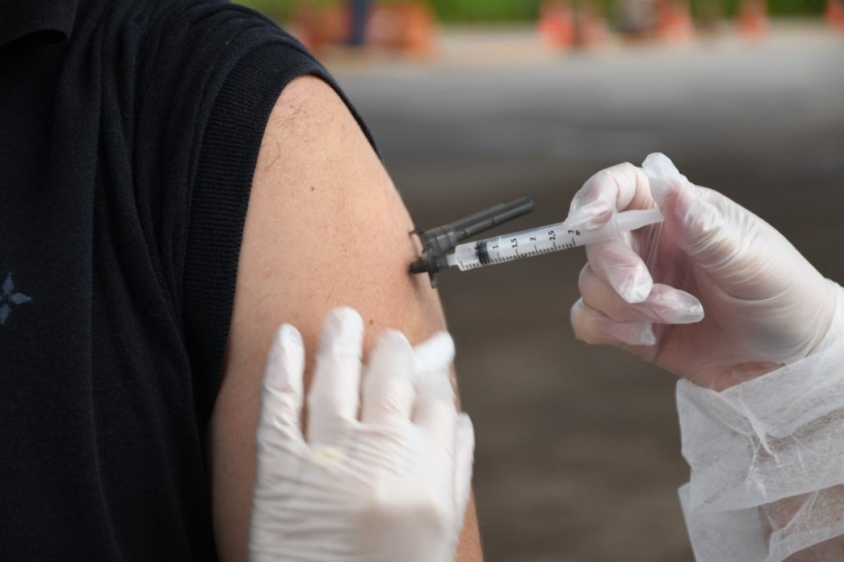 Vacinados contra gripe adoecem de forma menos grave contra covid-19, aponta estudo