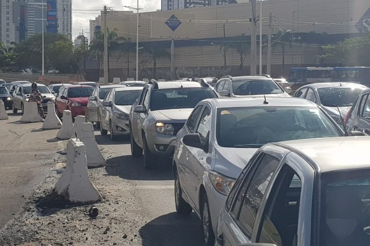 Homem que protestava em viaduto da Av. ACM é detido pela PM