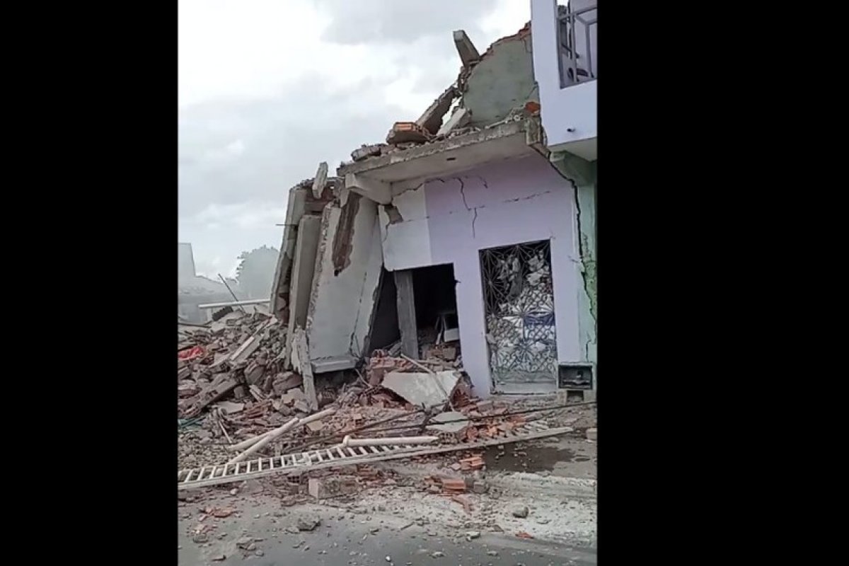 Dez pessoas ficam feridas após explosão em casa de artifícios na Bahia