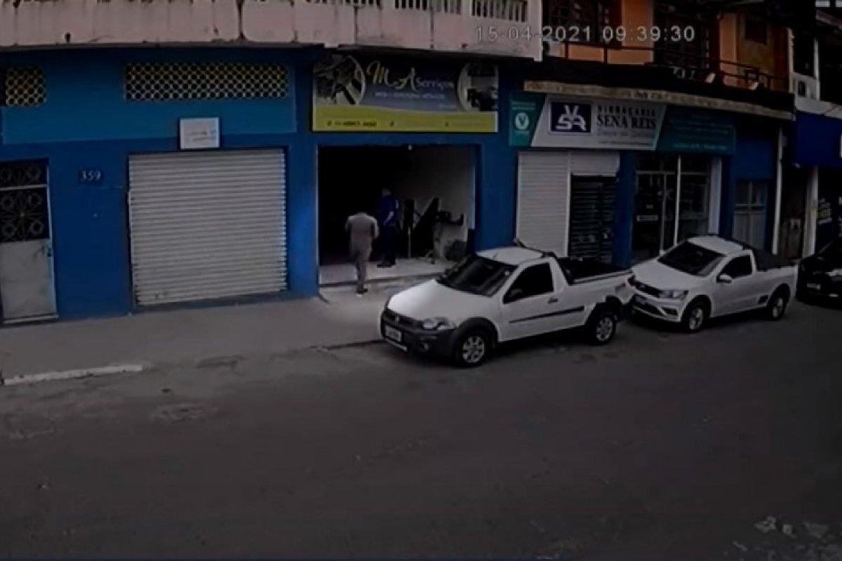 Câmeras de segurança flagram homem roubando carro em Itabuna, sul da Bahia