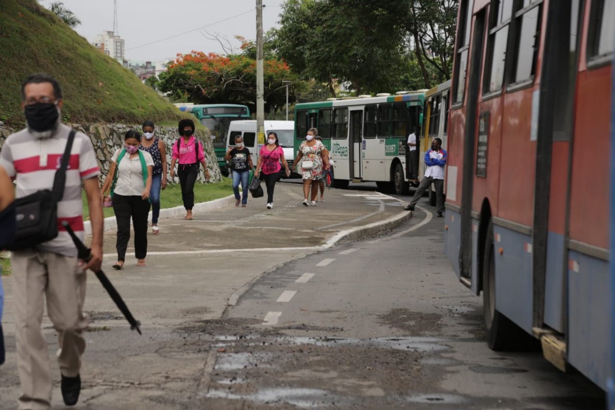 Passageiros descem de ônibus após início de paralisação dos rodoviários