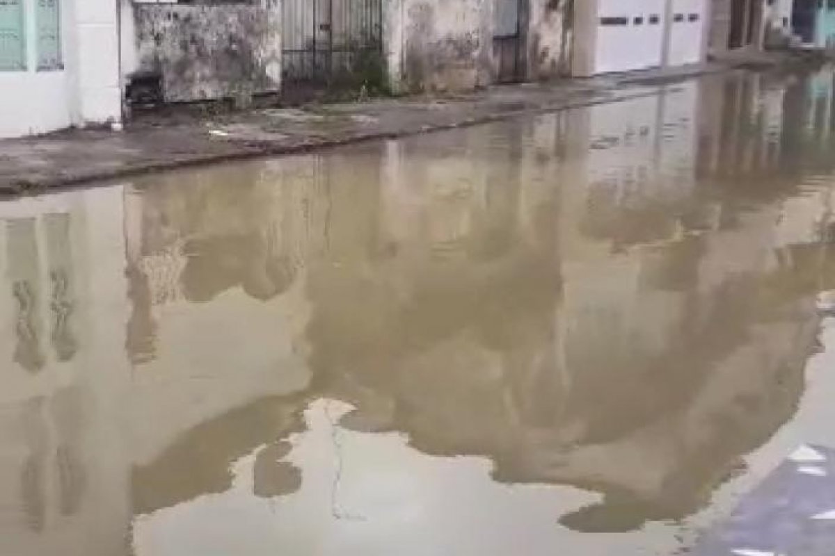Vídeo: Moradora de Periperi volta a denunciar estado de abando da Rua Santa Maria