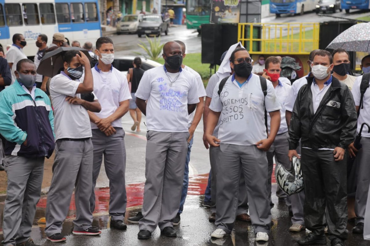 Vídeo: Em protesto, rodoviários permanecem na saída da Estação da Lapa na tarde desta sexta 