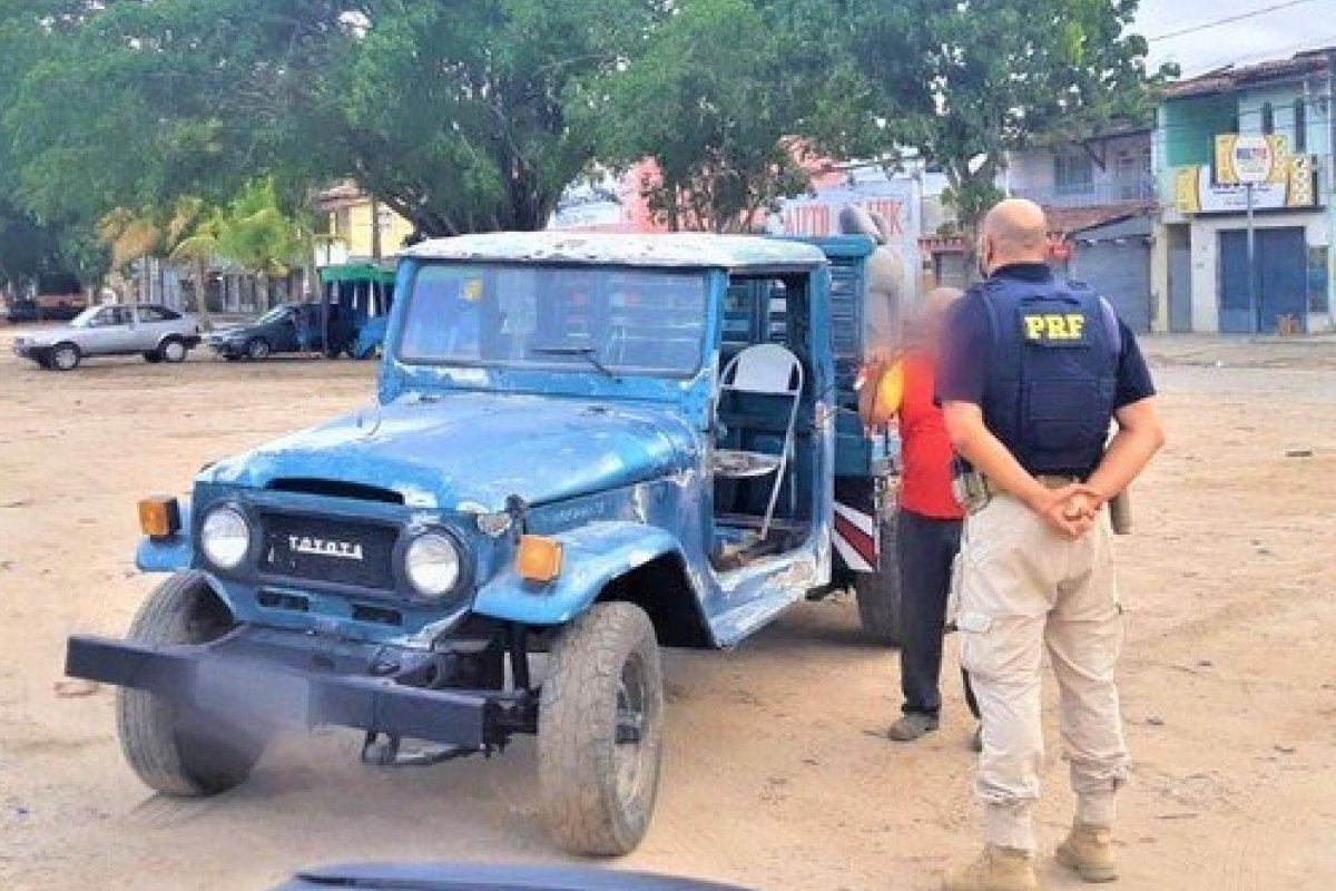 Motorista é autuado por dirigir caminhonete sentado em cadeira de bar