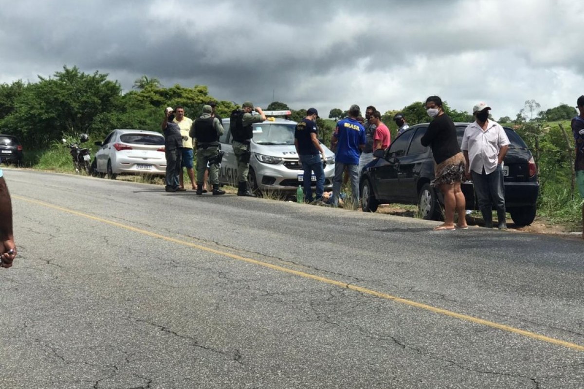 Polícia encontra dois corpos dentro de carro às margens da PE-177