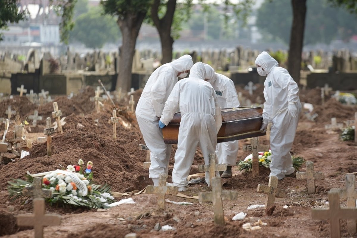 Com agravamento na América do Sul, mundo ultrapassa 3 milhões de mortes por Covid-19