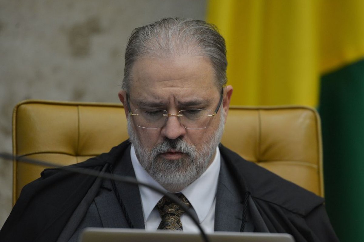 Aras anuncia ao STF que abriu apuração preliminar contra conduta de André Mendonça
