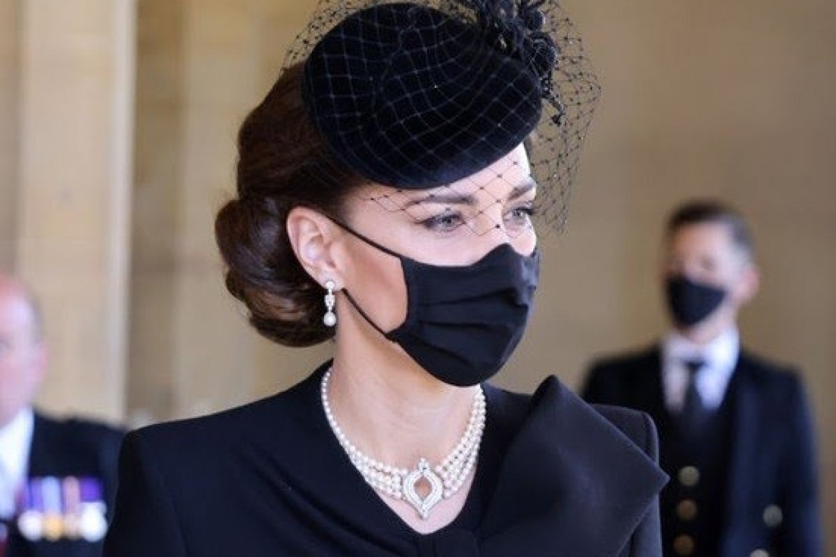 Kate Middleton usa  colar da Rainha para o funeral do Príncipe Philip