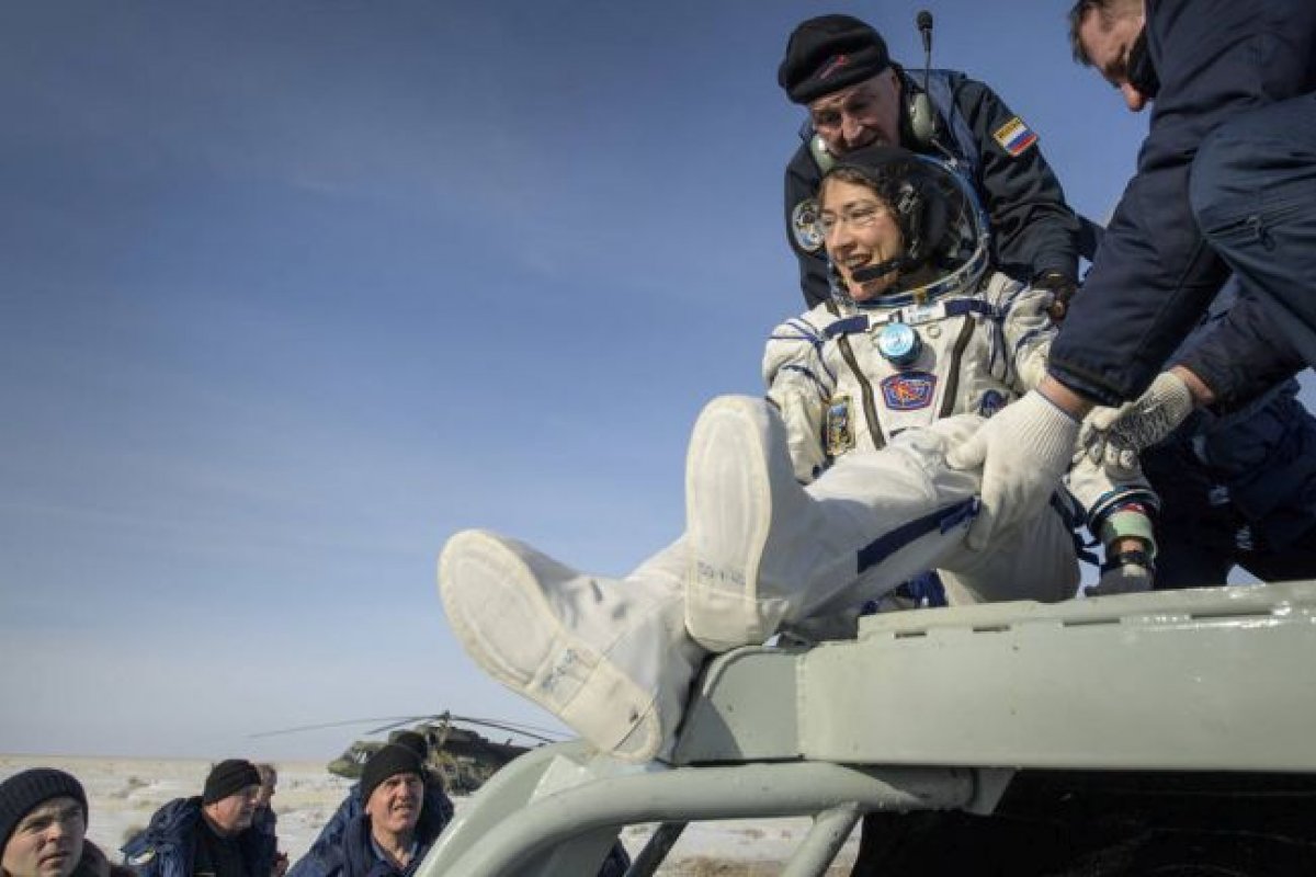 Astronautas dos EUA retornam a Terra depois de quase sete meses na estação espacial