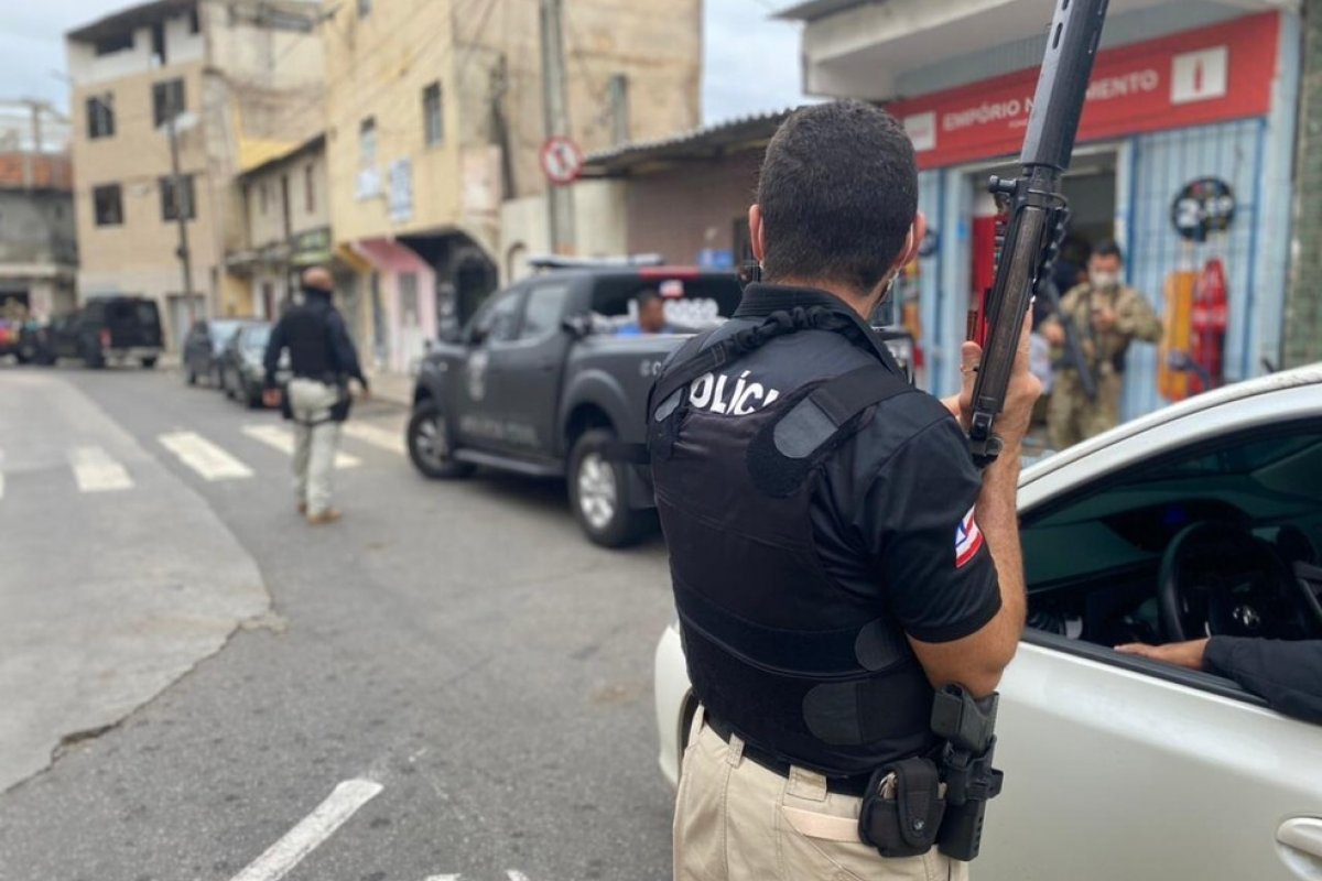 Ex-policial civil suspeito de envolvimento com traficantes é preso durante operação em Salvador